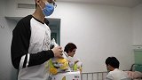 CBA-首钢男篮走近白血病儿童 送上礼物和祝福：站在一起
