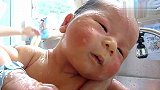丑萌丑萌的新生儿宝宝洗澡合集,好希望成为那个给他们洗澡的护士