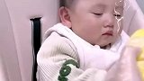 萌娃第一次闻榴莲，表情逐渐狰狞，直接被臭哭了