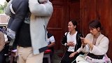 古村古寨喜宴现场，院子外面一口大锅，众人吃好喝好！