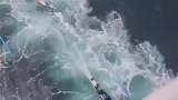 海上航行遇到海盗划龙舟，马六甲也这么猖狂了
