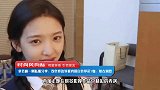 章若楠一则私服分享，浅色卷边外套内搭白色印花T恤，复古别致