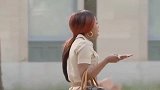 女子用高压水枪给婴儿洗屁屁，婴儿哇哇大哭吓坏路人
