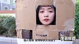 全自动火鸡面贩卖机，削水果皮就能免费吃，没想小伙全部用嘴啃完
