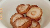 家常油菜香菇，香嫩可口，原汁原味，比大鱼大肉还好吃