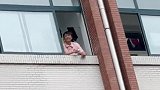辽宁沈阳：毕业典礼后班长趴窗台唱《友谊之光》网友：泪目！