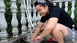 苗大姐身体不舒服，砂锅炖参大补，吃完精神好多了