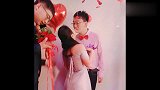 这个婚礼火了，伴娘伴郎咋亲上了，网友：还缺伴郎吗？