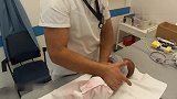 专业婴儿按摩师帮3个月宝宝按摩，疏通气息，看着有点虐心