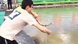 鱼杆爆了不用怕，私人定制的树根比鱼竿都结实