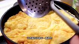 把鸡蛋倒入滚烫的油锅中，出锅瞬间变美食，我一周能吃6次（上）