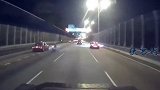 深夜高速警车追截超速摩托车 这种皮包铁似得危险驾驶 一旦出事后果不堪设想交通安全