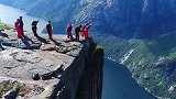 这极限运动看着太可怕 翼装飞行冲向悬崖深渊
