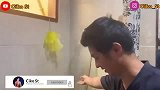 受到惊吓的小猴，只能瑟瑟发抖，小猴子：我讨厌洗澡！