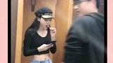 美女居然和门上的“小人”穿的一样，瞬间尴尬了，网友笑出腹肌