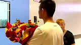 男子手捧鲜花！产房外等妻子，眼神是藏不住的！