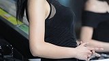 沈阳国际车展：近距离拍摄靓丽美女车模侧身扎起马尾辫子好漂亮