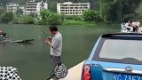 船夫推行竹筏，通过面前的水泥路