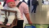 机场偶遇的这个宝宝，谁逗她都会送你灿烂的笑脸！