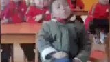 萌娃上幼儿园，不同寻常的坐姿走红网络，网友爷爷起码是村支书