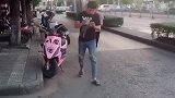 这小伙子真的是太欠了