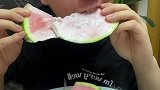 半夜起来偷吃，干冰冻西瓜美食