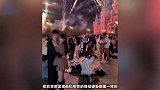 迪士尼数对情侣流水线式接吻拍照：烟花到，姿势就位，抓拍！