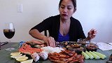 妹子吃帝王蟹、油炸大虾和八爪鱼来庆祝自己生日，这餐吃得真丰富