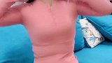 拥有出众身材的紧身裤美女小姐姐，穿搭普通也很上镜