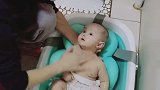 看了爸爸给小宝宝洗澡的画面，感觉爸爸这是要掐死宝宝啊，好搞笑