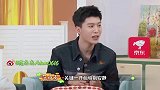 傅首尔哭的稀里哗啦，李诞在边上笑到不行，这也太逗了吧
