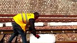 防止铁轨变形，民工大哥用冰块给铁轨降温