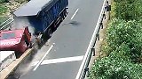 半挂车高速上低速行驶致追尾 后车驾驶室惨遭“斩首”