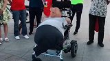 为了生活残疾大哥依旧微笑面对，满满的正能量，值得我们尊敬！