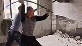 拆墙神操作，锤子竟然是软的