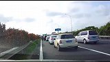一辆车在高速上突然急刹车，不知前方塞车，最后被追尾后口吐芬芳
