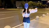 美女正在跳舞，洒水车：谁的面子我都不给，看我浇不浇你就完事了