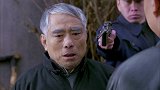 日本人追到村长家，顾星赶紧带沈孟余从后门逃走，为救老沈不惜以身犯险