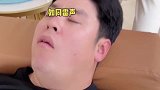 国王新衣照进现实，坑爹女儿送老爸隐形座椅，太搞笑了