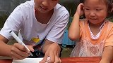 姐姐给妹妹画一个棒棒糖