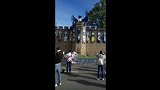 欧冠-1617赛季-魅力之城！大量球迷涌入卡迪夫城堡城墙外拍照留念-专题