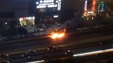 吓人！南宁一轿车立交桥上突然起火 车身被火焰吞噬