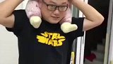 爸爸陪二宝玩耍，妈妈突然发现大宝的小情绪