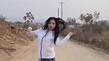 网红子纯工地热舞，这舞看着就很尴尬，不过身材挺好