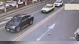 男孩为了捡球，钻到了路中间的小车底下，司机没看见直接启动车辆