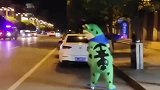青蛙人偶骑滑板车遇到警车