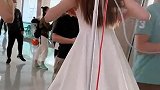 后台试穿衣服，你细看