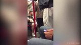 请勿模仿！切尔西球迷地铁疑似耍酒疯 壮汉乘客看不惯危险整蛊