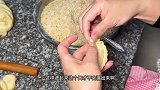 阿姨说他们家族做了100多年的榨花生油，现在做本地特色小吃炸角