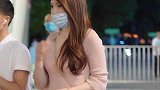 青岛街拍，凭实力的回眸一笑，十个男人有九个没抵抗力了吧